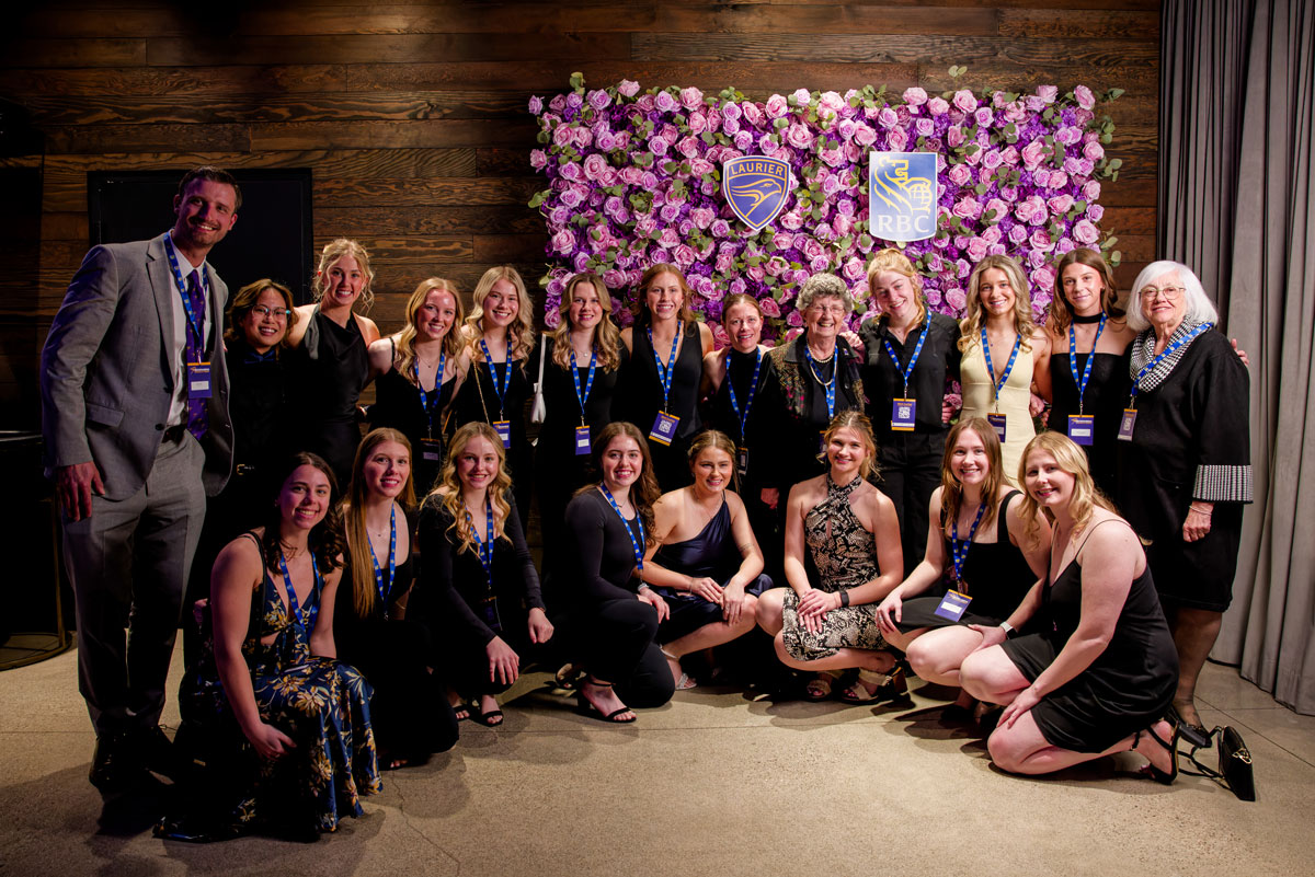 Laurier donors Marion White and Marcia Powers-Dunlop (BA ’69, MSW ’76) with the 2024–2025 Women’s Hockey team at the Outstanding Women of Laurier Gala. Photographer: Hailey Tripodi